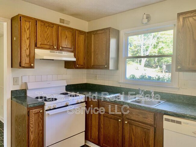 Building Photo - 1506 Betts Mill Rd