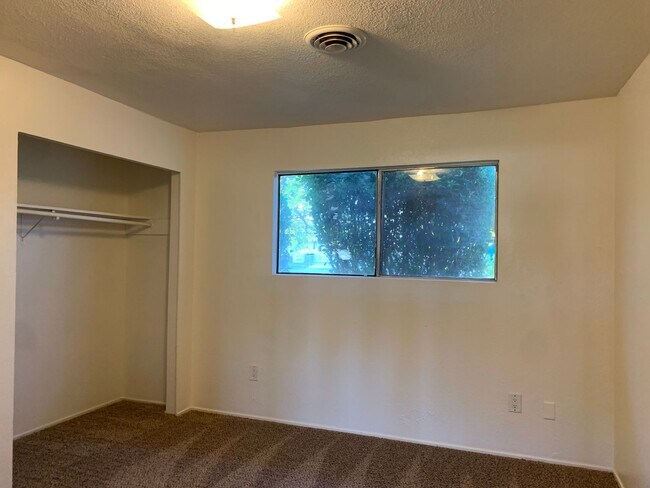 Building Photo - 4 bedroom home in convenient location on Alta Mesa Dr.