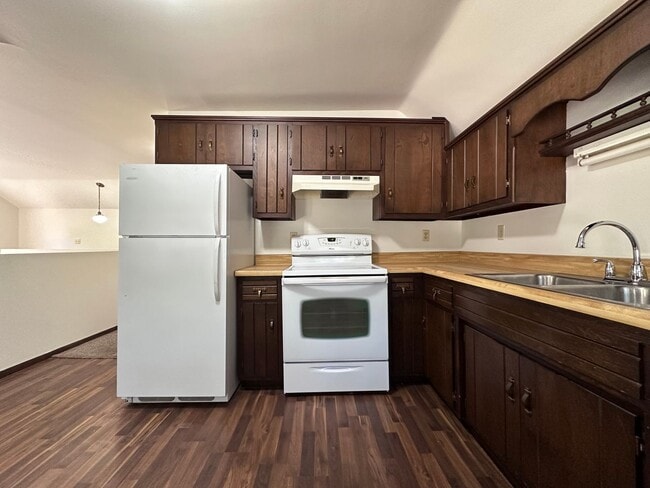 Building Photo - 822 3rd St