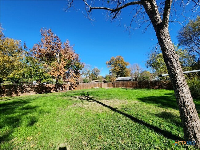 Building Photo - 521 Willow Ave