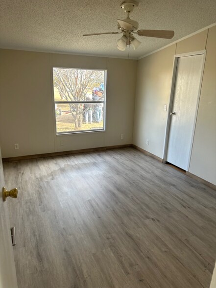 Building Photo - 16556 I-35