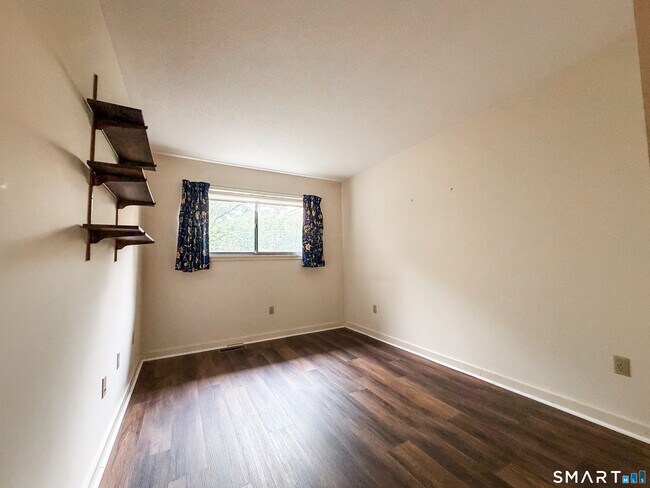 Building Photo - 14 Greenbriar Dr