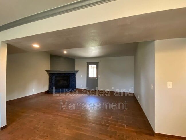 Building Photo - 910 Oak Hill Rd