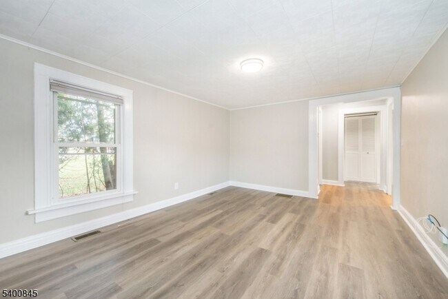 Building Photo - 16 Front St