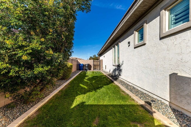 Building Photo - 10627 E Tumbleweed Ave