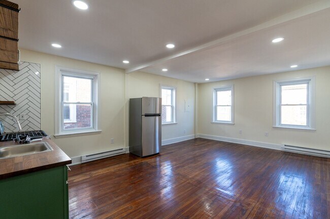 Building Photo - 5003 Pine St