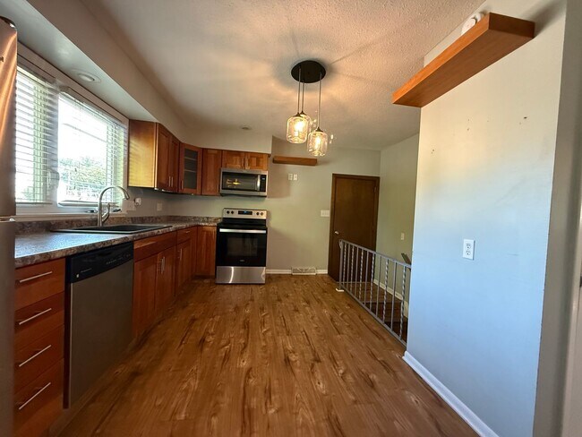 Building Photo - Charming 3 Bed, 1 Bath Home in Quiet Bette...