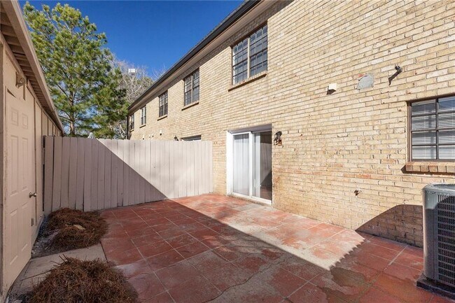 Building Photo - 330 Winding River Dr