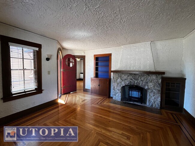 Building Photo - Charming 3 Bedroom, 1.5 Bathroom close to ...