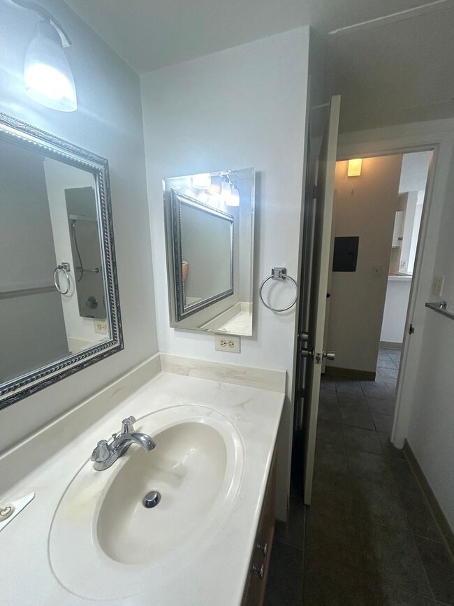 Building Photo - 11th Floor at Piikoi Plaza - Available Dec. 15, 2025