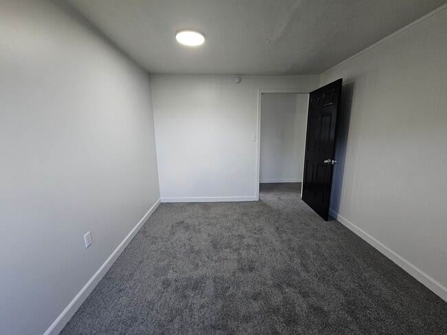 Building Photo - Newly updated 3 bedroom 2 bathroom home in...
