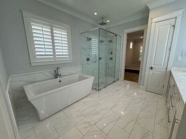 Building Photo - Grand Point East - 4 Bedroom, 3 Bathroom w...