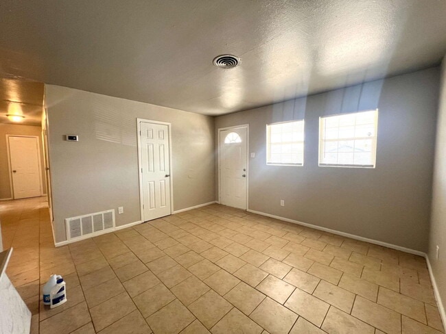 Building Photo - 1711 E 1st St