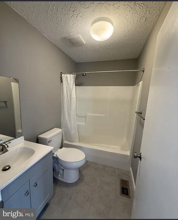 Building Photo - 30 Sycamore Dr