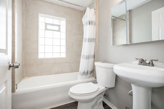 Building Photo - 3 BED 1 BATH BEAUTIFUL SINGLE HOME!