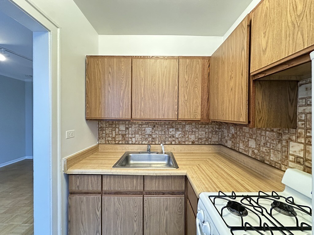 Building Photo - 744 W Belmont Ave