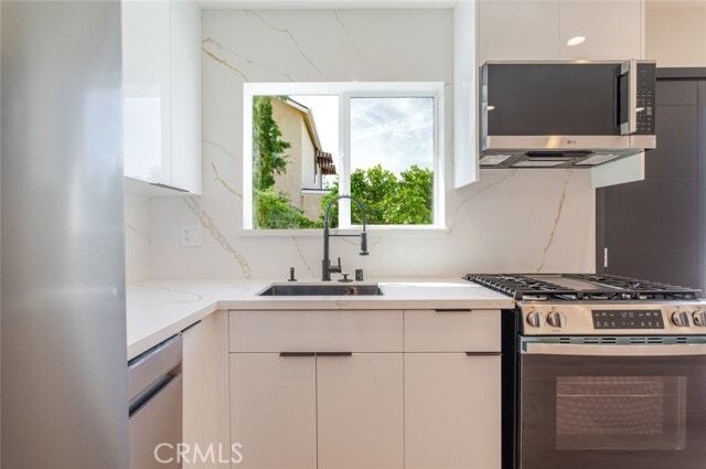 Building Photo - 10423 Pinyon Ave