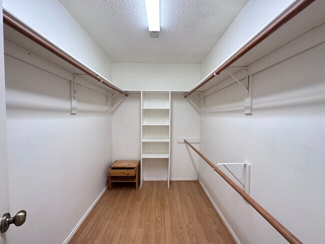 Building Photo - Minutes to COSTCO, great Location!