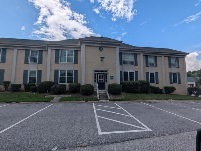 Building Photo - Furnished rental Forest Acres