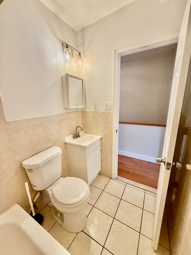 Building Photo - SPACIOUS 3BR/1BA HOUSE w/ Central AC-HARDW...