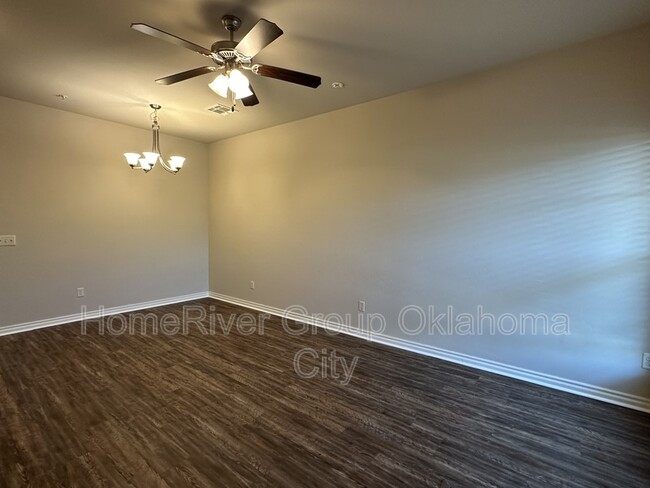 Building Photo - 922 SW 92nd St