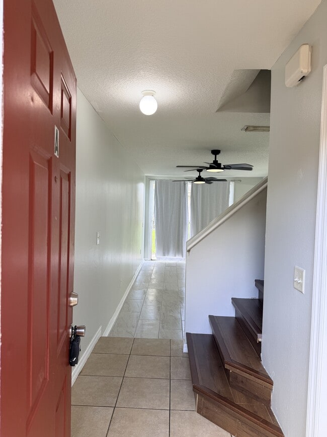 Building Photo - 2929 Fan Palm Dr