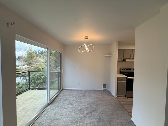 Building Photo - Beautiful 2 bed, 1 bath Shoreline Condo, $1975/mo.
