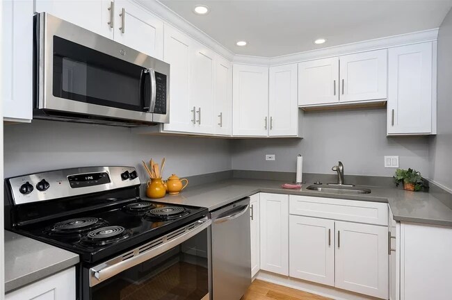 Building Photo - 40 E Delaware Pl