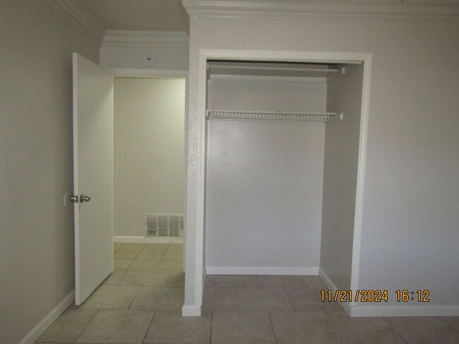 Building Photo - 5 Bedrooms. Newly renovated! $200 off firs...