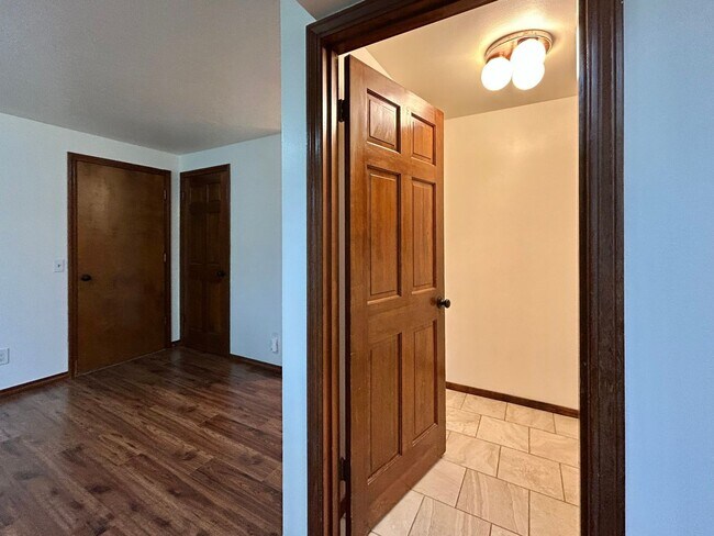 Building Photo - Timeless 5 Bed, 2.5 Bath Home - SW Beaverton