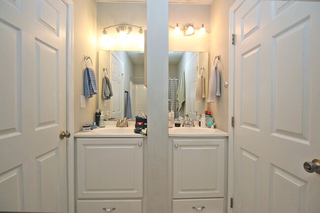 Building Photo - Stylish 3Br/2BA Apartment Living in the He...