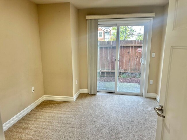 Building Photo - Beautiful 3 bed/2.5 bath townhome in North...