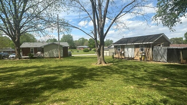 Building Photo - 204 Crest Dr