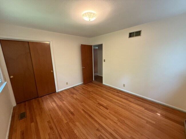 Building Photo - 3025 Greenbrier Ave