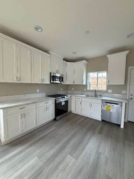 Building Photo - 7398 N Maple Ave