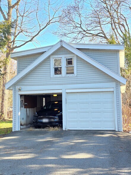 Building Photo - 1906 Burdett Ave
