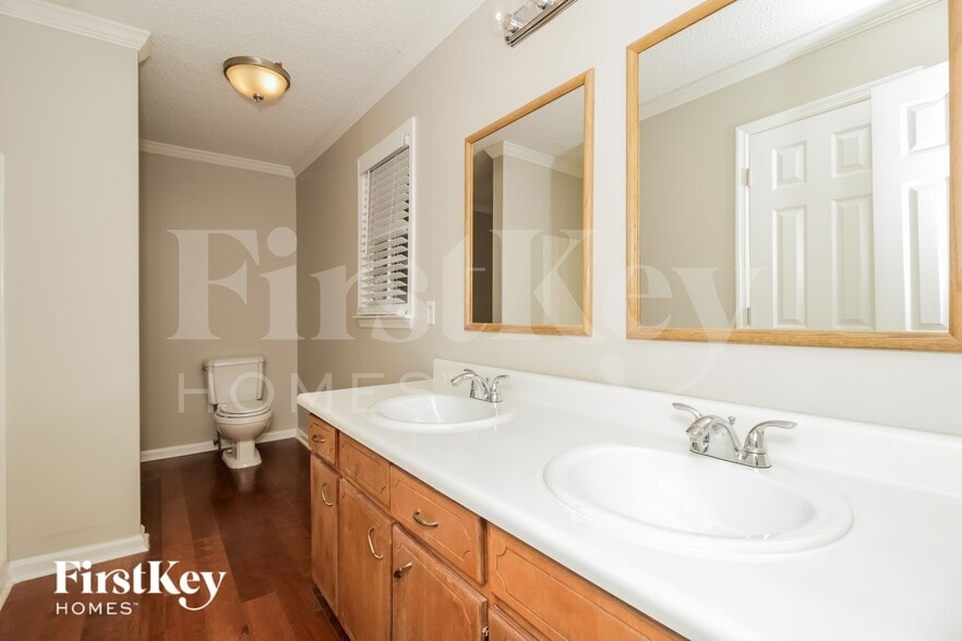 Building Photo - 142 Presidential Dr