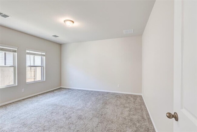 Building Photo - 141 Yellowstone Dr