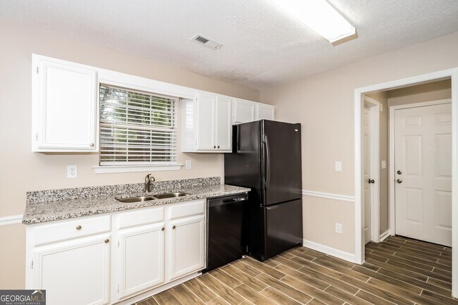 Building Photo - 510 Rosehill Dr