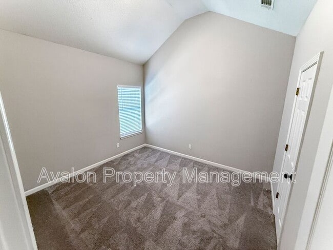 Building Photo - 282 Bonnes Dr SW