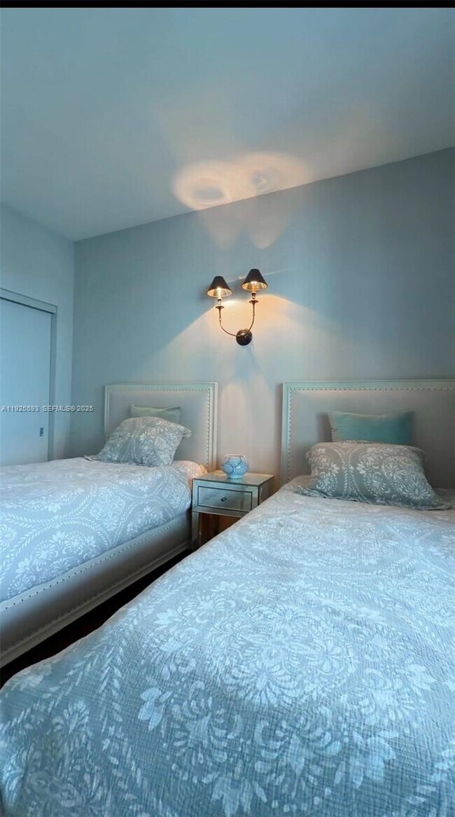 Building Photo - 16385 Biscayne Blvd