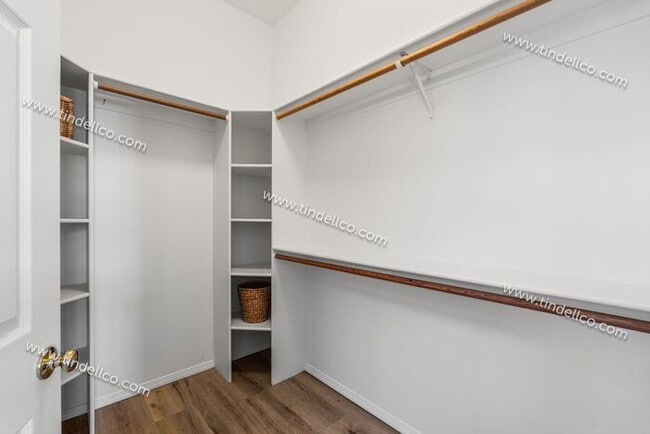 Building Photo - Elegant One-Level Lake Oswego Home with Vaulted Great Room & Garden Patio