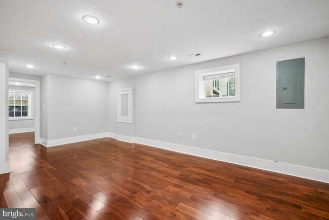 Building Photo - 837 Shepherd St NW