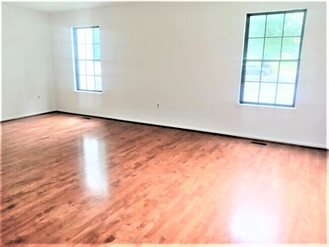 Building Photo - 7670 Southern Oak Dr