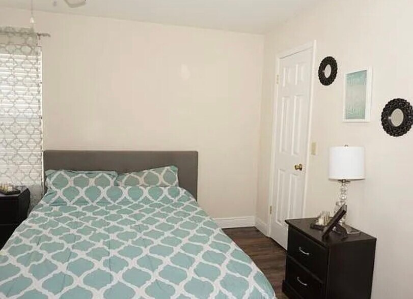 Building Photo - 375 Lake Ontario Ct