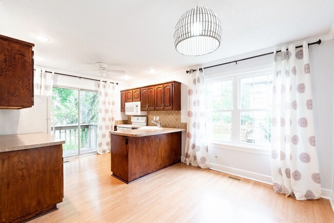 Building Photo - 4 Bed home in Olathe- Quick access to I-35