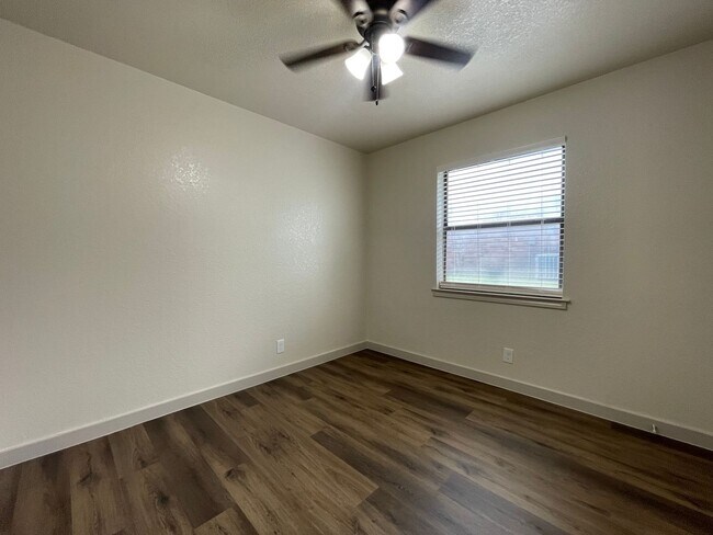 Building Photo - AVAILABLE NOW 2 BEDROOM 2 BATH DUPLEX IN S...