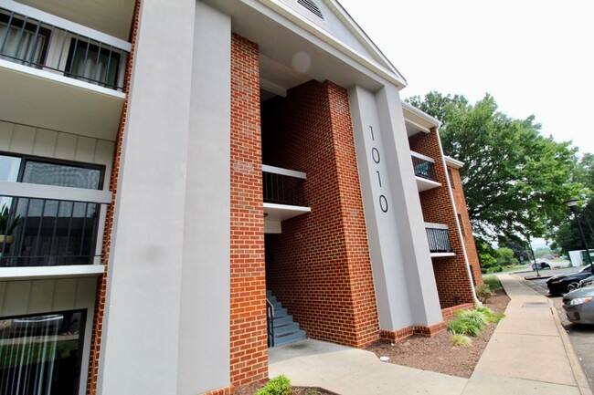 Building Photo - Remodeled Condo with amazing Mountain View...