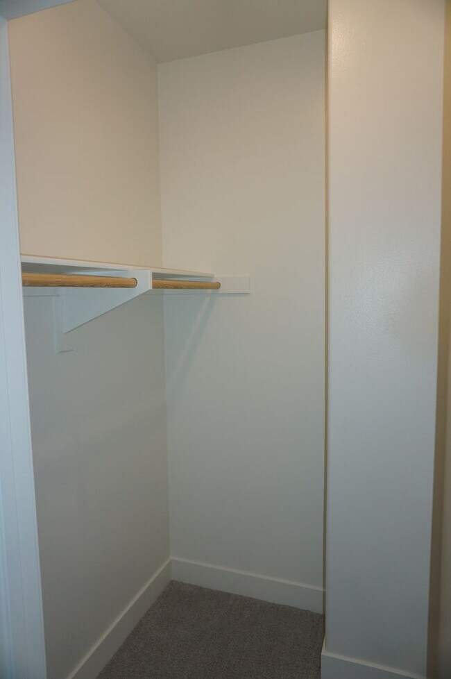 Building Photo - Beautiful 2 Bed 2.5 Bath End Unit with Lof...