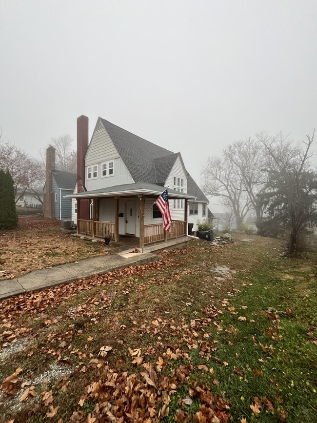Building Photo - 1910 Hst W 10th St
